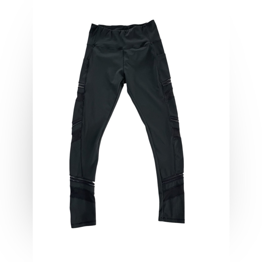 O to S medium black leggings with pockets and mesh on legs